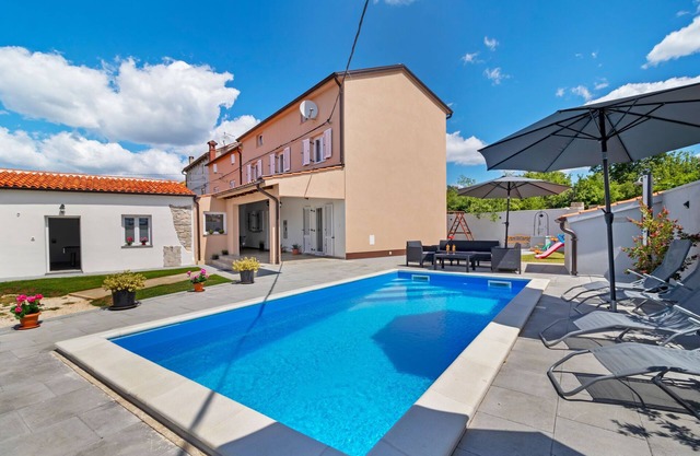 Cómoda casa de vacaciones en Smoljanci con terraza