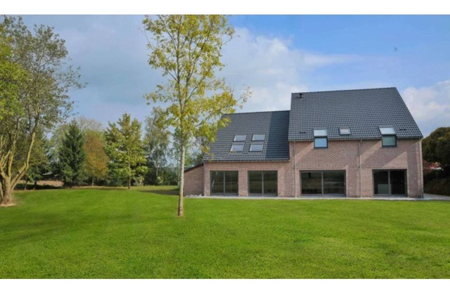 Casa en Somme-Leuze con Piscina y Sauna