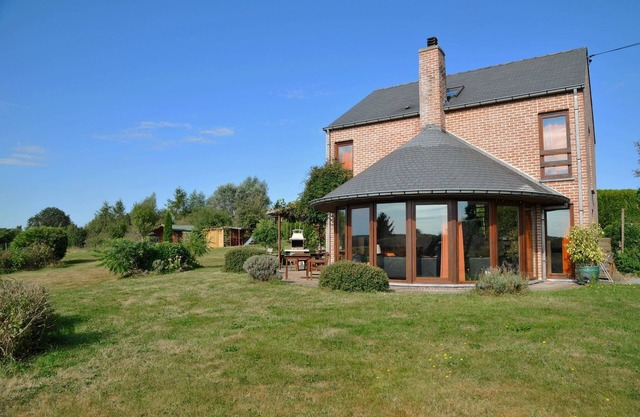 Casa en Somme-Leuze con Piscina y Sauna