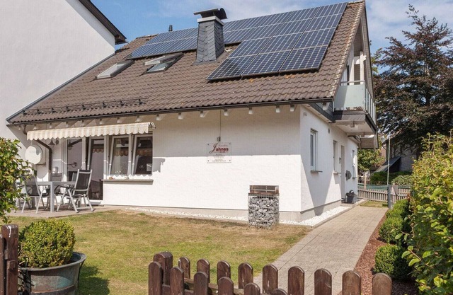 Casa de vacaciones cubierta de nieve en Winterberg con sauna y jardín