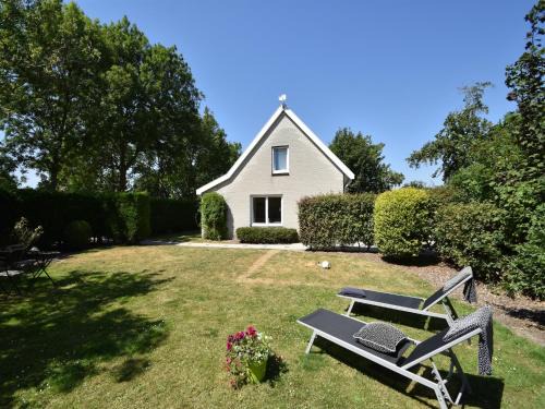 Holiday Home in Zonnemaire near Lake & Beach, cleaning included