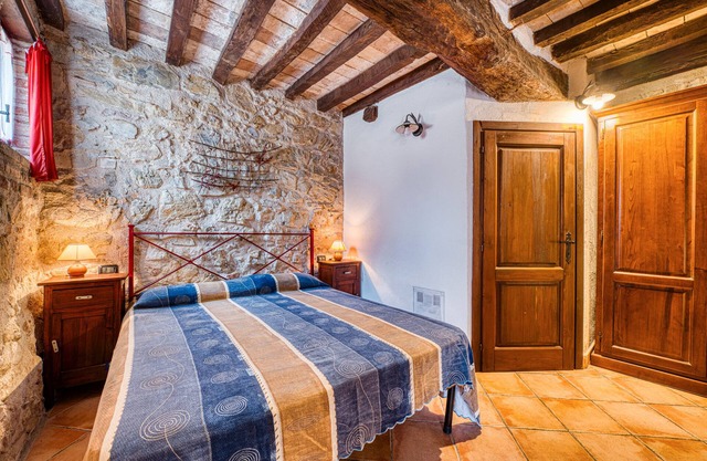 Casa de vacaciones 'Casale Storico XVII Sec - Rosa' con vistas a la montaña y piscina compartida