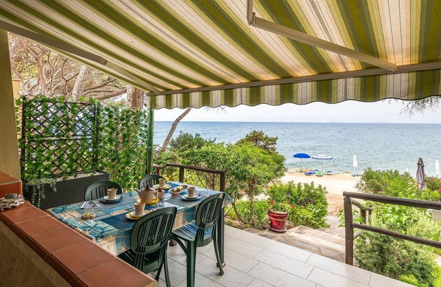 Holiday Home ‘Villino sul mare’ next to the Sea with Wi-Fi, Air Conditioning, Garden & Terrace; Parking Available