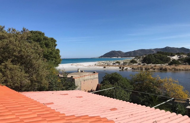 Casa de vacaciones 'On The Sea Fenicottero' con vistas al mar, terraza privada y jardín privado
