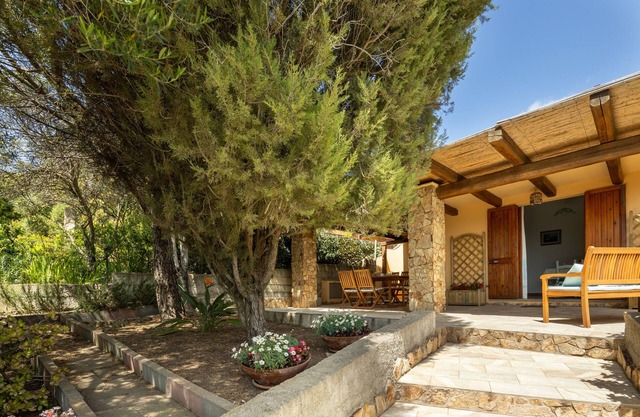Casa de vacaciones 'Domu De Maria' con vistas al mar, terraza privada y aire acondicionado.