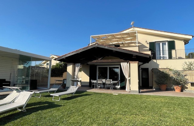 Holiday Home "Lago Blu": on Lake Bracciano for groups, families and pets.