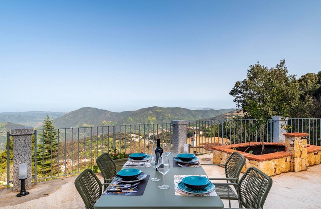 Casa de vacaciones 'Jerzu S'essia De Su Santu 1' con vistas al mar, Wi-Fi y aire acondicionado