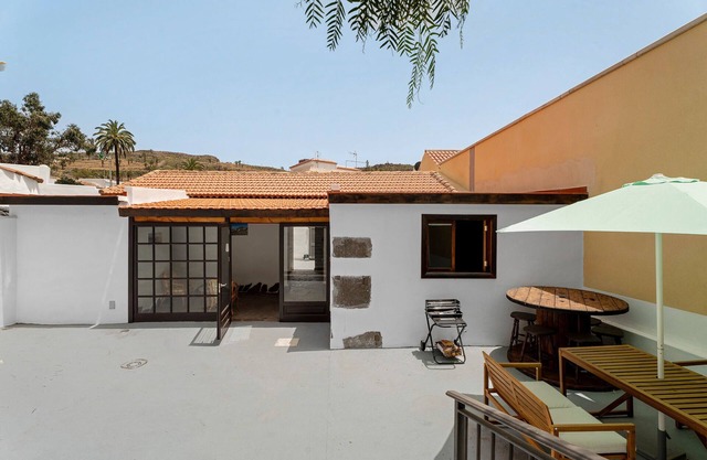 Casa de vacaciones 'La Bodega' con vistas a la montaña, terraza privada y Wi-Fi