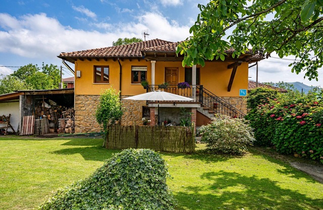 Casa de vacaciones 'La Casa De Los Güelos' con vistas a la montaña, piscina compartida y Wi-Fi