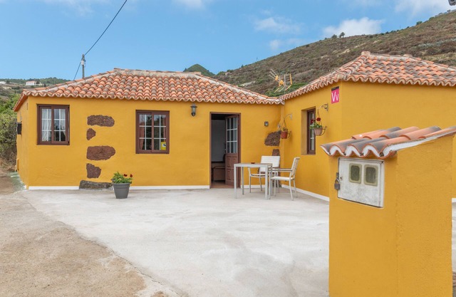 Casa de vacaciones 'La Rehoya' con vistas al mar, terraza privada y Wi-Fi