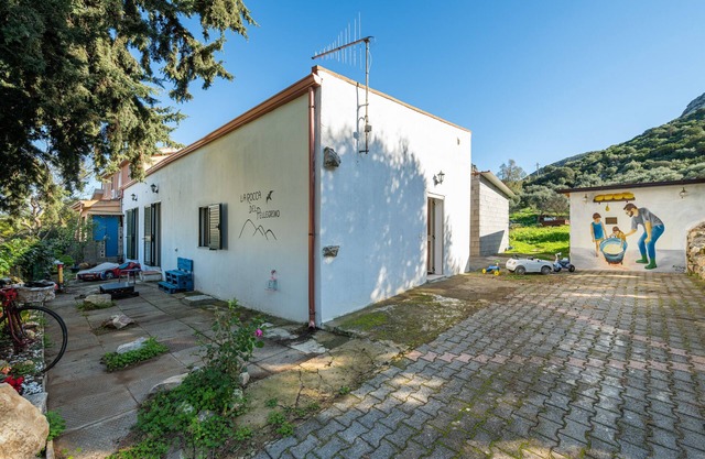 Casa de vacaciones 'La Rocca Del Pellegrino' con vistas a la montaña, Wi-Fi y aire acondicionado