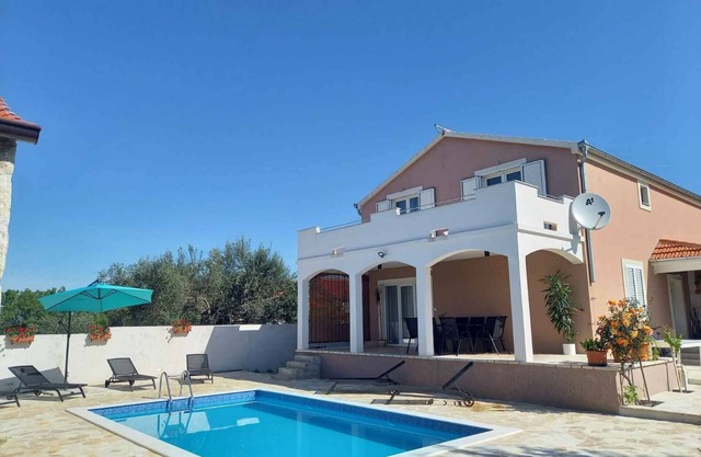 Holiday Home Leggiero - Holiday Home Leggiero - House with four bedrooms and outdoor pool