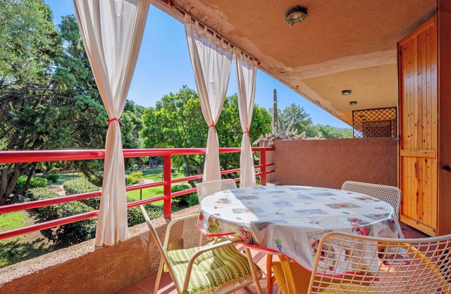 Casa de vacaciones 'Libeccio 2417' con piscina compartida, terraza privada y balcón
