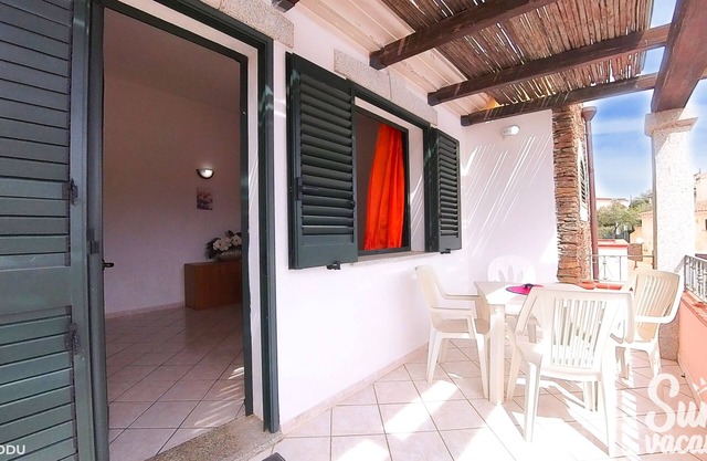 Casa de vacaciones 'Limpiddu 4' con vistas a la montaña, jardín compartido y balcón