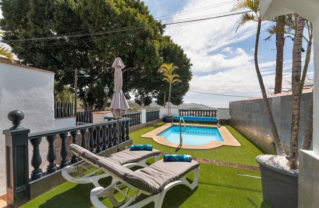 Casa de vacaciones 'Llano Del Rey' con vistas al mar, piscina privada y Wi-Fi