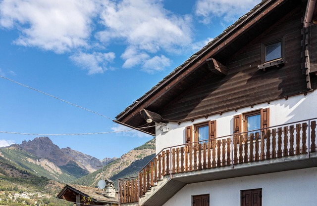 Casa de vacaciones 'Lo Sondzo' con vistas a la montaña, terraza compartida y Wi-Fi
