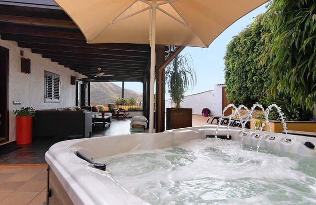 Casa de vacaciones 'Los Jazmines' con vistas al mar, bañera de hidromasaje privada y Wi-Fi