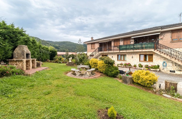 Casa de vacaciones "Casa Madrazo" con vistas a la montaña, piscina privada y Wi-Fi