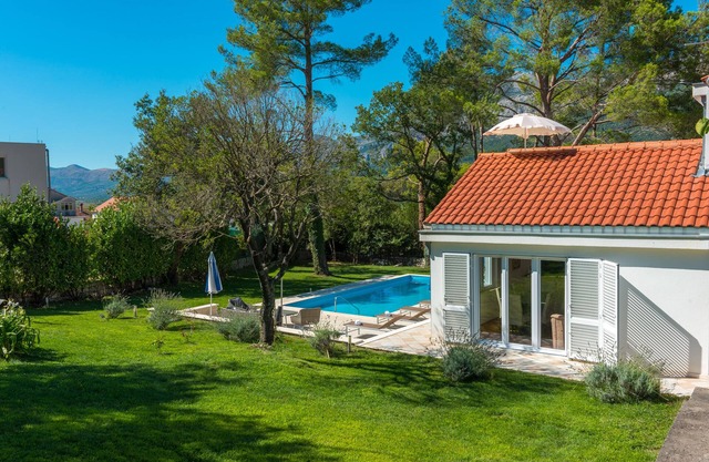 Holiday Home Magud - Lugar encantador rodeado por un jardín