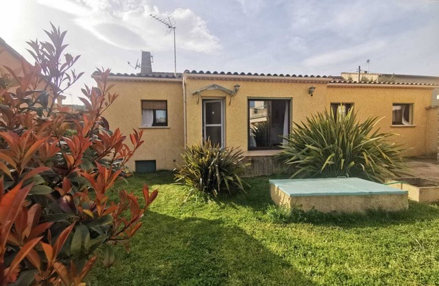 Casa de Vacaciones 'Maison Ensoleillée Au Calme' con Piscina Compartida, Jardín Privado y Balcón