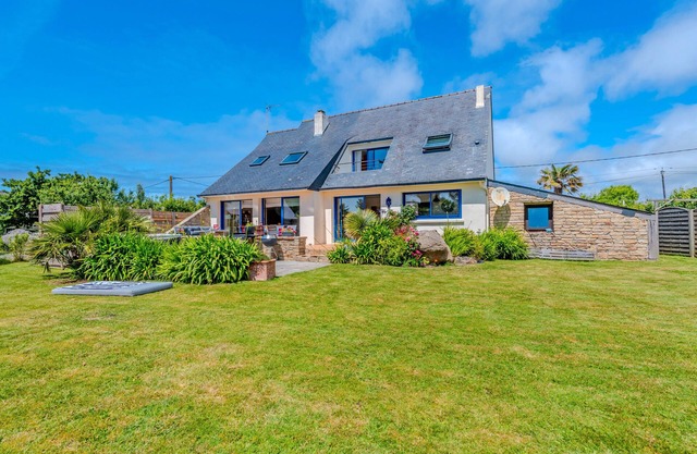 Casa de vacaciones 'Maison Avec Spa À 700m De La Plage' con terraza privada, jardín privado y Wi-Fi