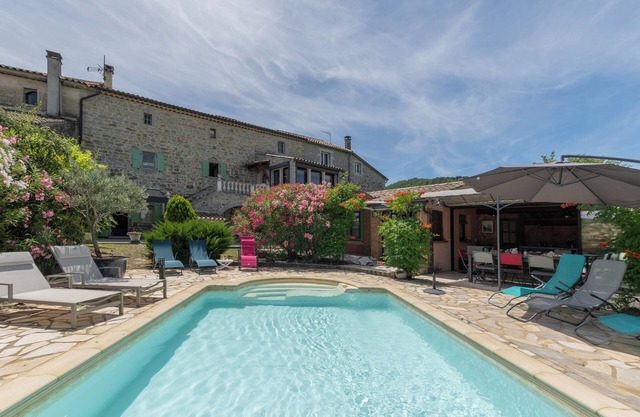 Casa de vacaciones 'Mas Le Bragalou' con vistas a la montaña, piscina privada y Wi-Fi