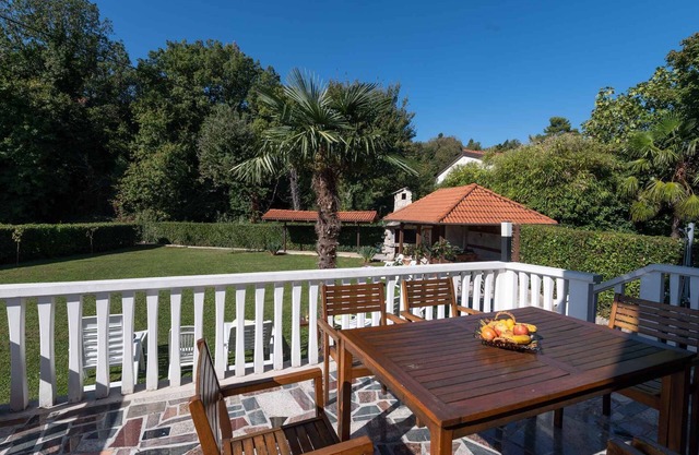 Casa vacacional con terraza y barbacoa y césped