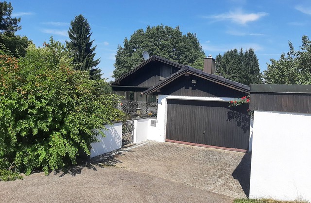 Casa de vacaciones 'Mit Schwimmhalle' con terraza privada, jardín privado y Wi-Fi