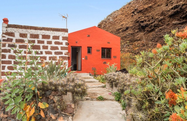 Casa de vacaciones 'Montaña De Aguarijo' con vistas a la montaña, terraza privada y Wi-Fi