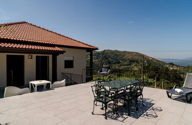 Casa de vacaciones 'Mourelo' con vistas a la montaña, jardín privado y Wi-Fi