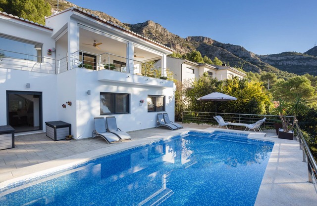 Holiday Home 'Mountain View Villa' with Mountain View, Wi-Fi and Air Conditioning