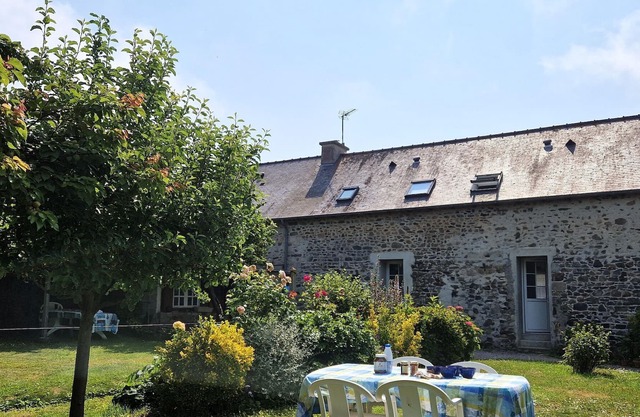 Holiday home near the beach with shared garden