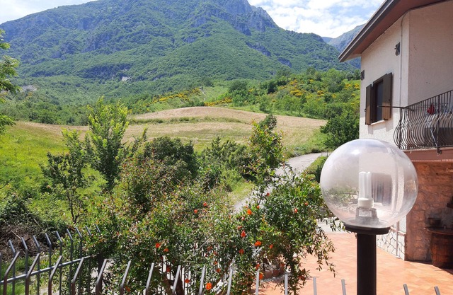 Casa vacacional 'Nel Cuore Della Maiella' con vistas a las montañas, terraza privada y Wi-Fi