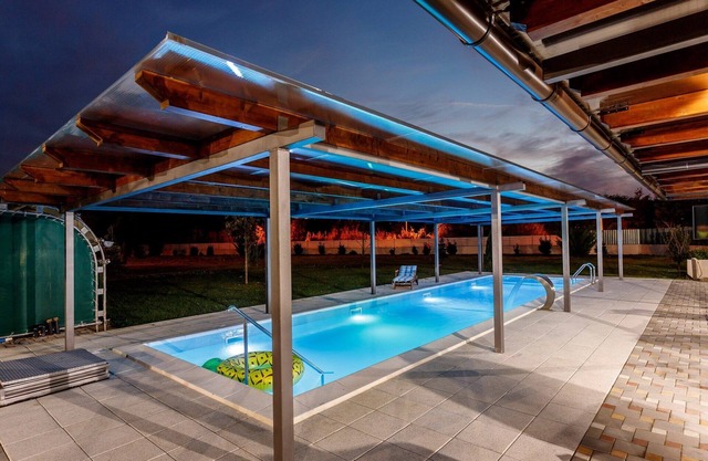 Casa Vacacional en Neoric con Piscina