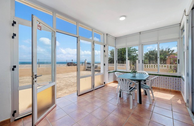 Casa de vacaciones 'Planta Baja La Malvarrosa' con vistas al mar, terraza privada y Wi-Fi