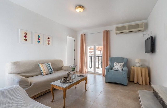Casa de vacaciones 'Planta Baja' con terraza privada y aire acondicionado