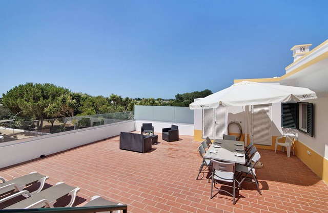 Casa de vacaciones 'Quinta Alegre Tavira T3' con piscina compartida, Wi-Fi y aire acondicionado.