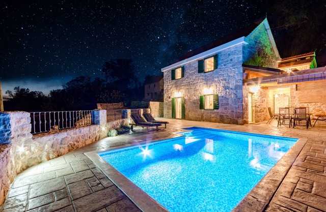 Holiday Home Rustic - Casa de vacaciones de 2 dormitorios con piscina privada