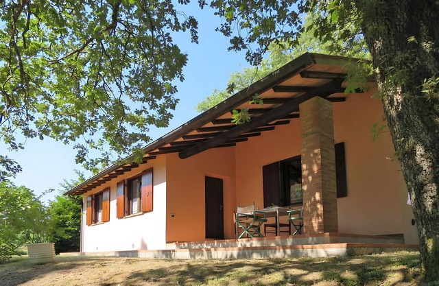 Casa de vacaciones 'San Michele - Casa Rosa' con vistas a la montaña, piscina compartida y Wi-Fi