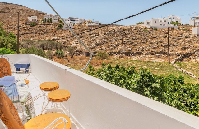 Casa de vacaciones 'Serenity Panormos Traditional Home' con vistas a la montaña y Wi-Fi