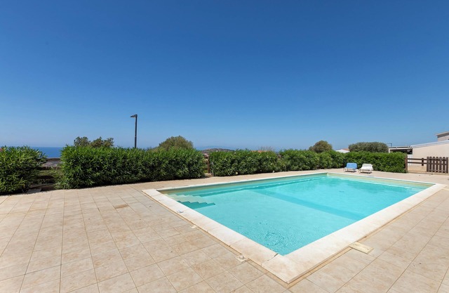 Casa de vacaciones 'Sky View' con vistas al mar, piscina compartida y aire acondicionado