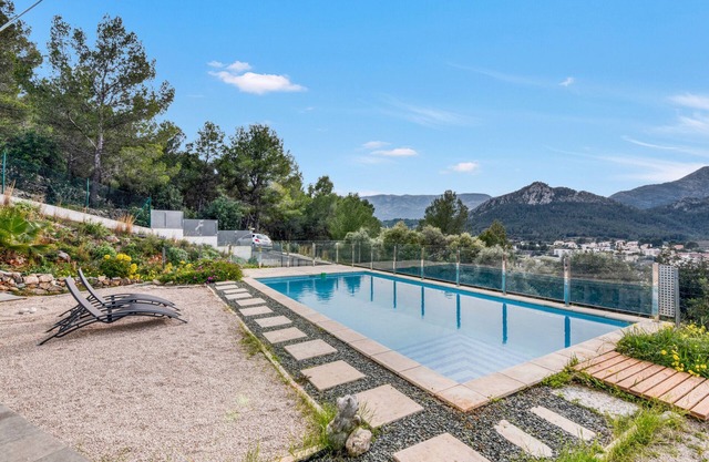 Casa de vacaciones 'Sol' con vistas a la montaña, piscina privada y Wi-Fi