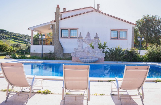 Casa de vacaciones 'Super House with Pool In Sintra' con vistas a la montaña y aire acondicionado