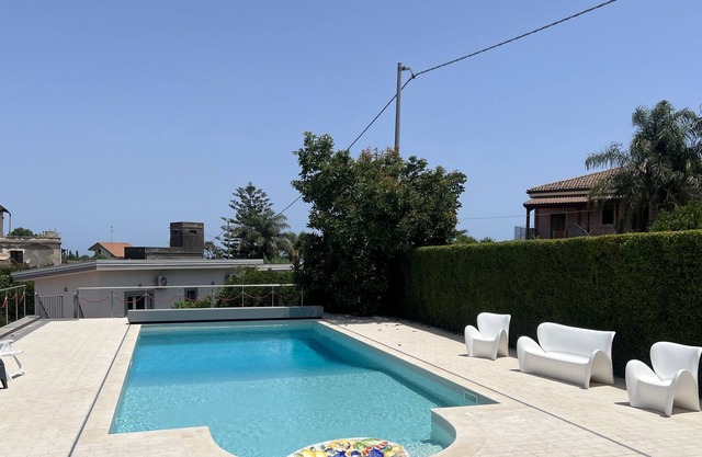 Casa de vacaciones "Tropical House" con piscina privada y cerca del mar