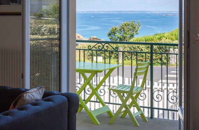 Casa de vacaciones 'Ty Porz Mouzic' con vistas al mar, jardín privado y Wi-Fi