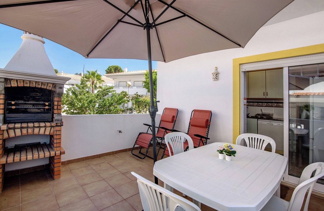 Casa de vacaciones 'V2 A 400 M Da Praia Da Falésia' con terraza privada, balcón y Wi-Fi