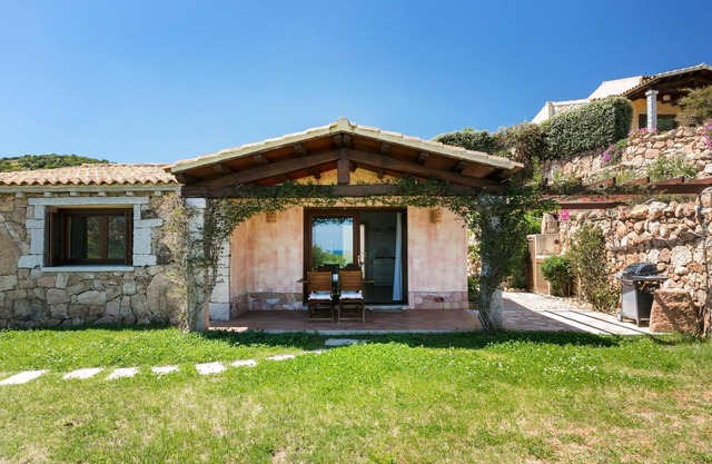 Casa de vacaciones "Villetta Tiriddò" con vista parcial al mar, jardín y terrazas