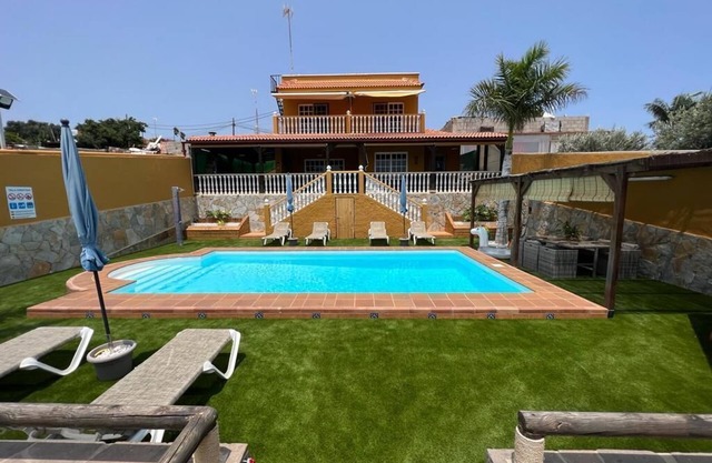 Casa de vacaciones "Villa Christisay" con vistas al mar, piscina y Wi-Fi