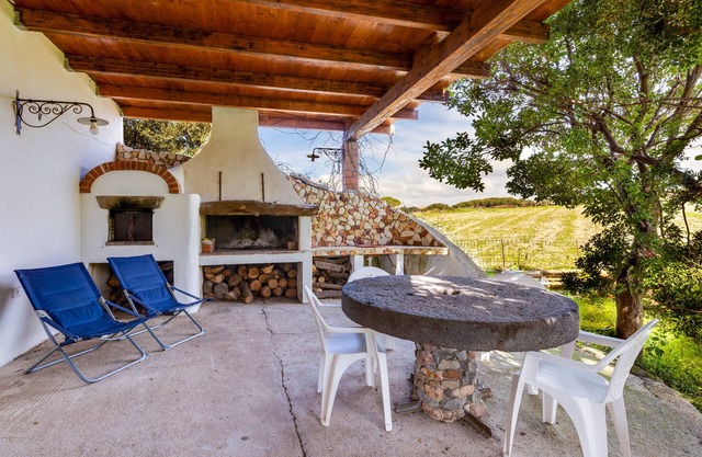 Casa de vacaciones 'Villa Due Archi' con vistas al mar, terraza privada y jardín privado