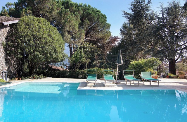 Casa de vacaciones Villa Eden Piscina de hidromasaje con vistas al lago, Wi-Fi y terraza